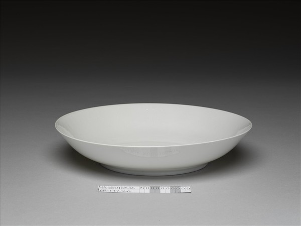 甜白半脫胎蓮花八寶壽字紋盤