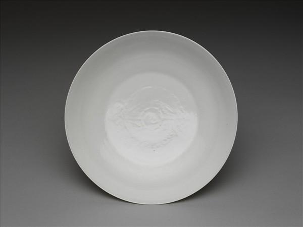 甜白半脫胎蓮花八寶壽字紋盤