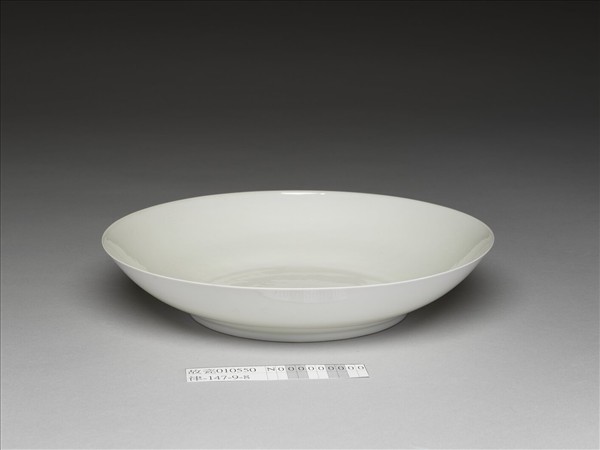 甜白半脫胎蓮花八寶壽字紋盤