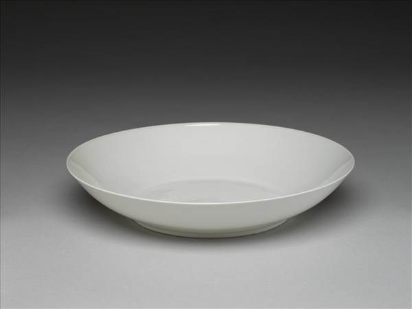 甜白半脫胎蓮花八寶壽字紋盤