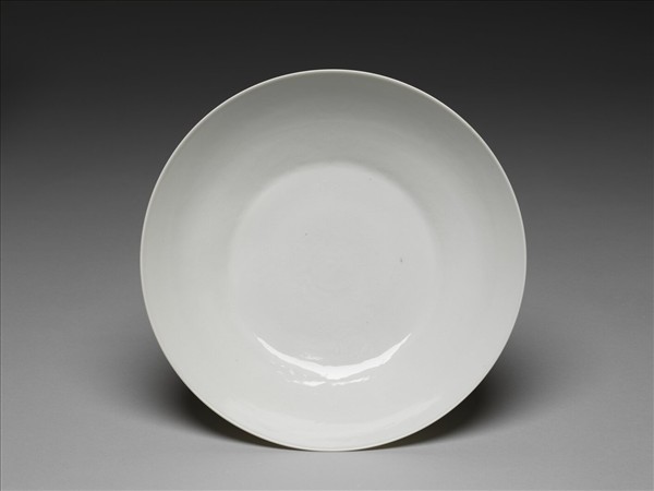 甜白半脫胎蓮花八寶壽字紋盤