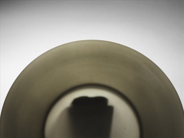 甜白半脫胎蓮花八寶壽字紋盤