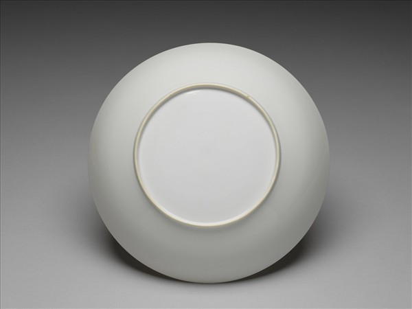 甜白半脫胎蓮花八寶壽字紋盤