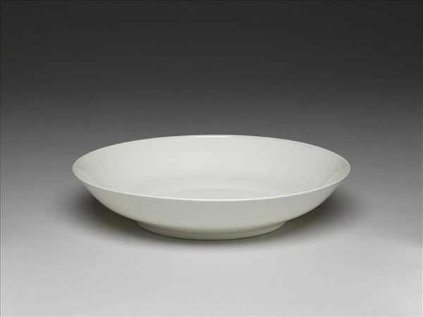 甜白半脫胎蓮花八寶壽字紋盤