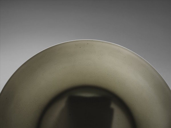 甜白半脫胎蓮花八寶壽字紋盤