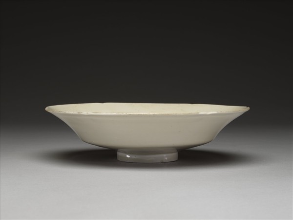 定窯 劃花蓮花紋葵口盤