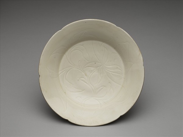 定窯 劃花蓮花紋葵口盤