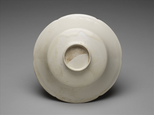 定窯 劃花蓮花紋葵口盤