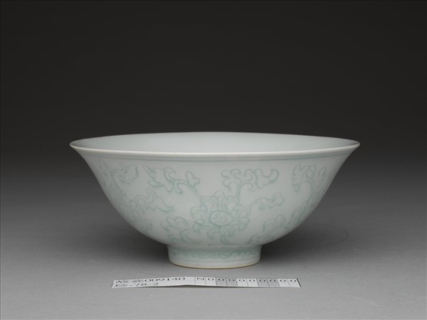 青白瓷劃花花卉紋碗