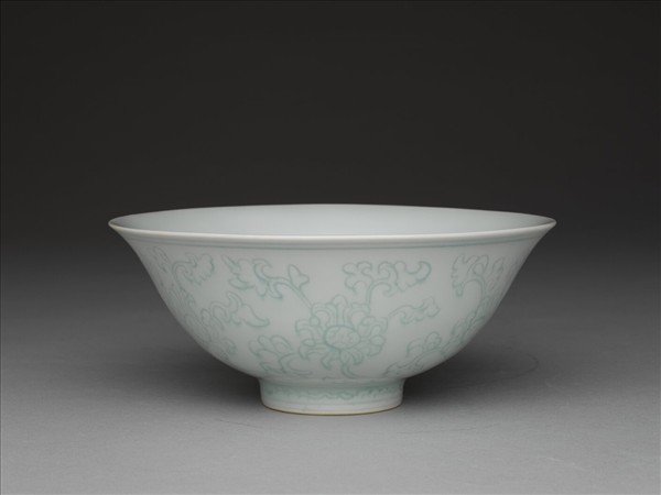 青白瓷劃花花卉紋碗