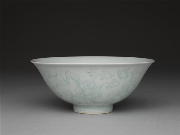 青白瓷劃花花卉紋碗