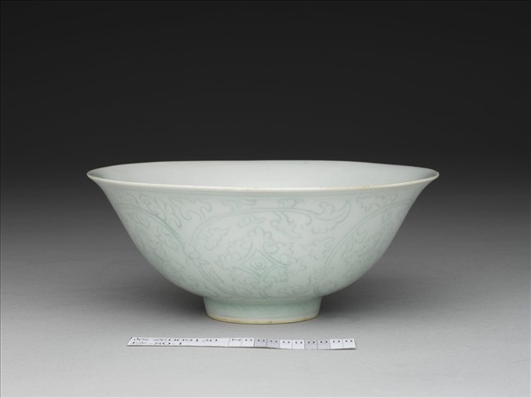 青白瓷劃花花卉紋碗