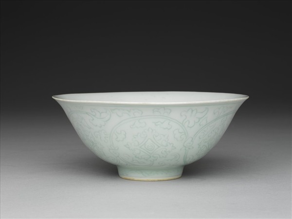 青白瓷劃花花卉紋碗