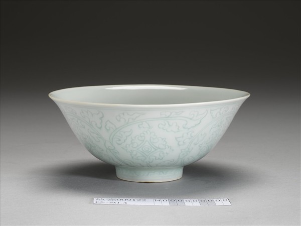 青白瓷劃花花卉紋碗