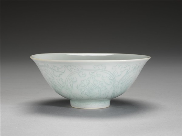 青白瓷劃花花卉紋碗