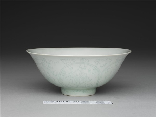 青白瓷劃花花卉紋碗