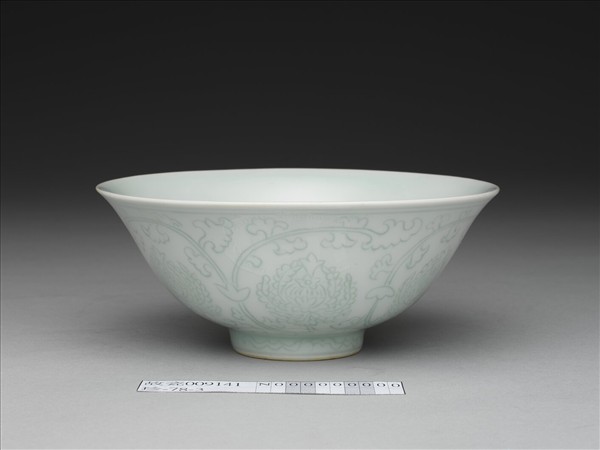 青白瓷劃花花卉紋碗