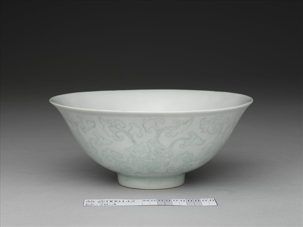 青白瓷劃花花卉紋碗