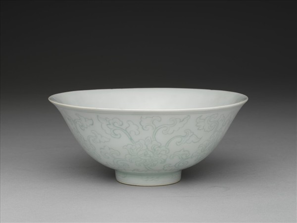 青白瓷劃花花卉紋碗