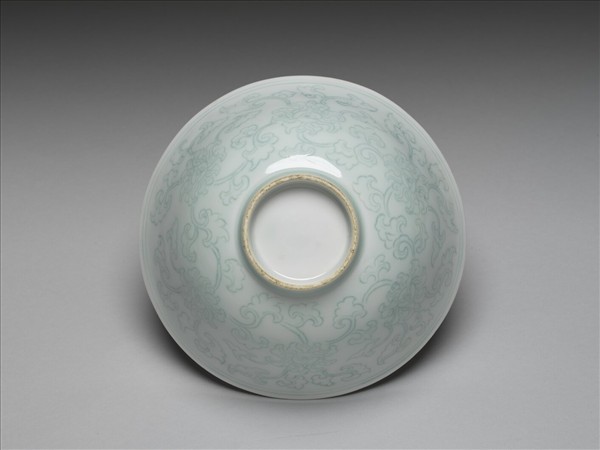 青白瓷劃花花卉紋碗