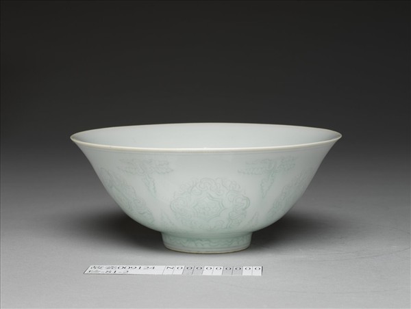 青白瓷劃花團花紋碗