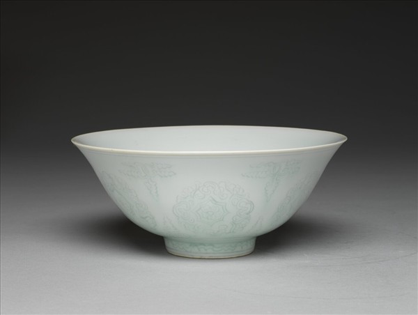 青白瓷劃花團花紋碗