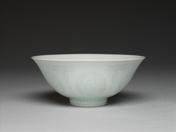 青白瓷劃花團花紋碗