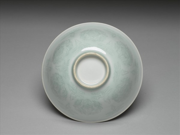 青白瓷劃花團花紋碗