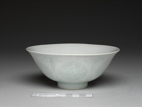 青白瓷劃花團花紋碗