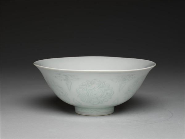 青白瓷劃花團花紋碗