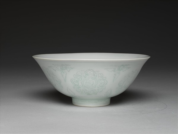青白瓷劃花團花紋碗