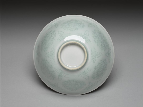 青白瓷劃花團花紋碗