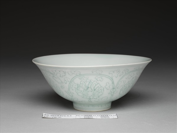 青白瓷劃花花卉紋碗