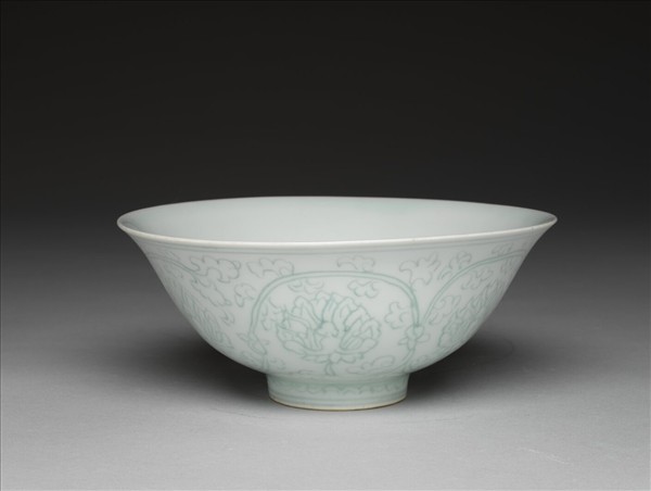 青白瓷劃花花卉紋碗