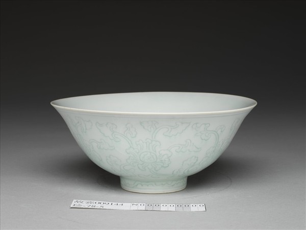 青白瓷劃花花卉紋碗