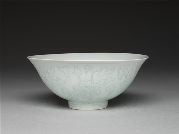 青白瓷劃花花卉紋碗