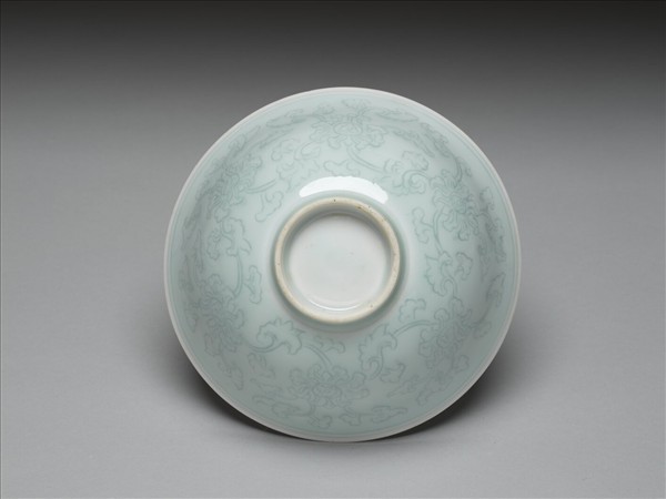 青白瓷劃花花卉紋碗