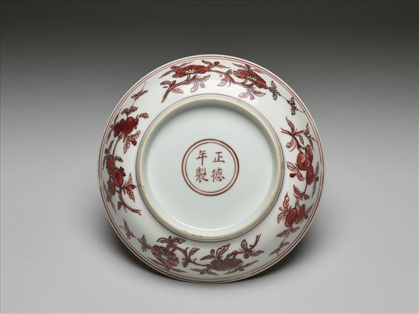 描紅花卉紋盤