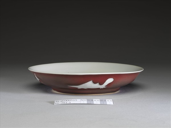 紅釉白裡魚紋盤