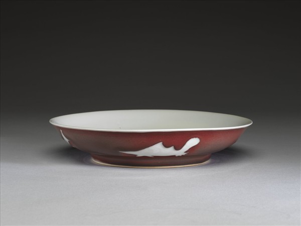 紅釉白裡魚紋盤
