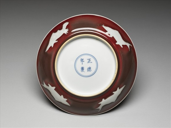 紅釉白裡魚紋盤
