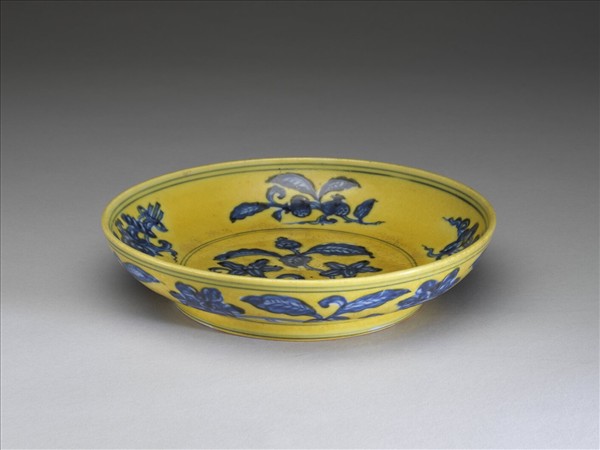 黃地青花花果紋盤