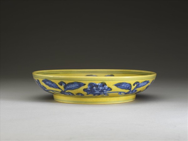 黃地青花花果紋盤
