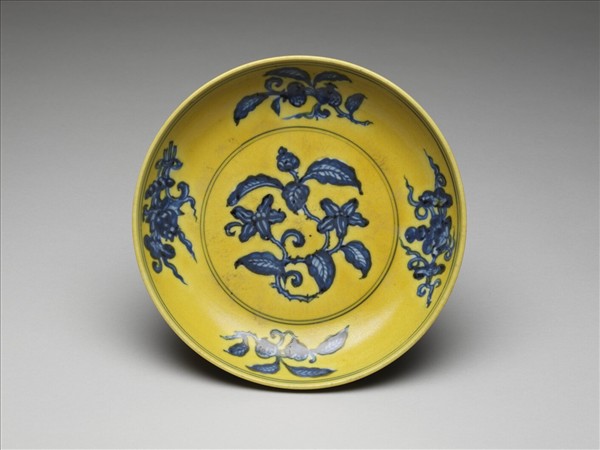 黃地青花花果紋盤
