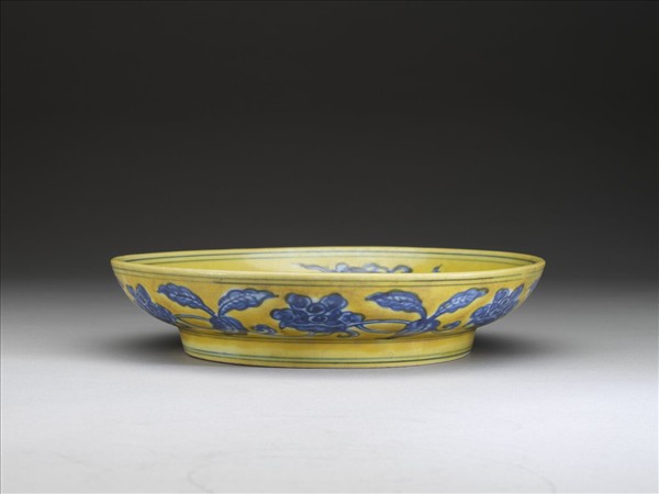 黃地青花花果紋盤