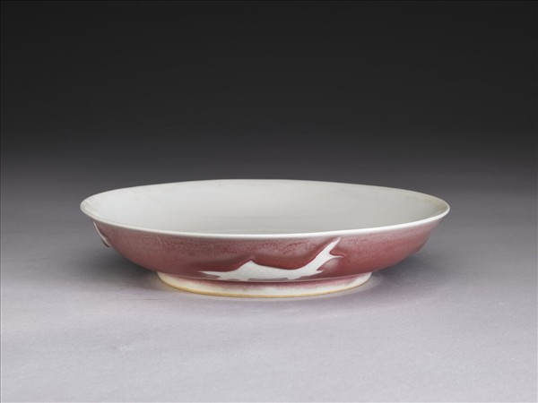 紅釉白裡魚紋盤