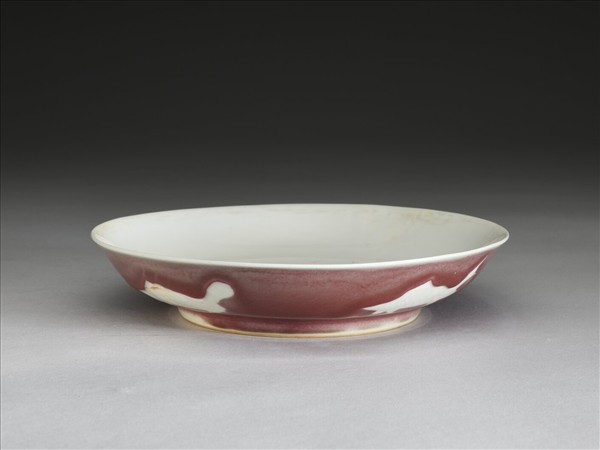 紅釉白裡魚紋盤