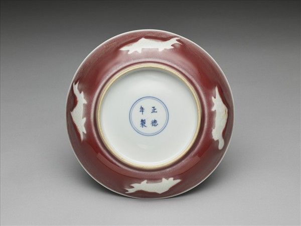紅釉白裡魚紋盤