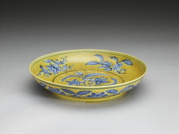 黃地青花花果紋盤