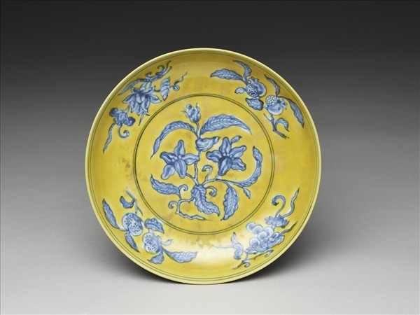 黃地青花花果紋盤